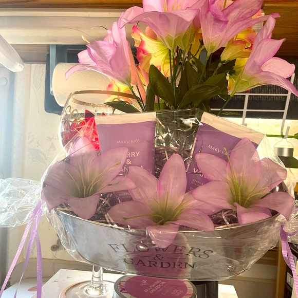 Mary Kay Berry &Vanilla Shower Gel/Body Lotion Gift Set w/Lilac Bouquet Flowers - Picture 1 of 12